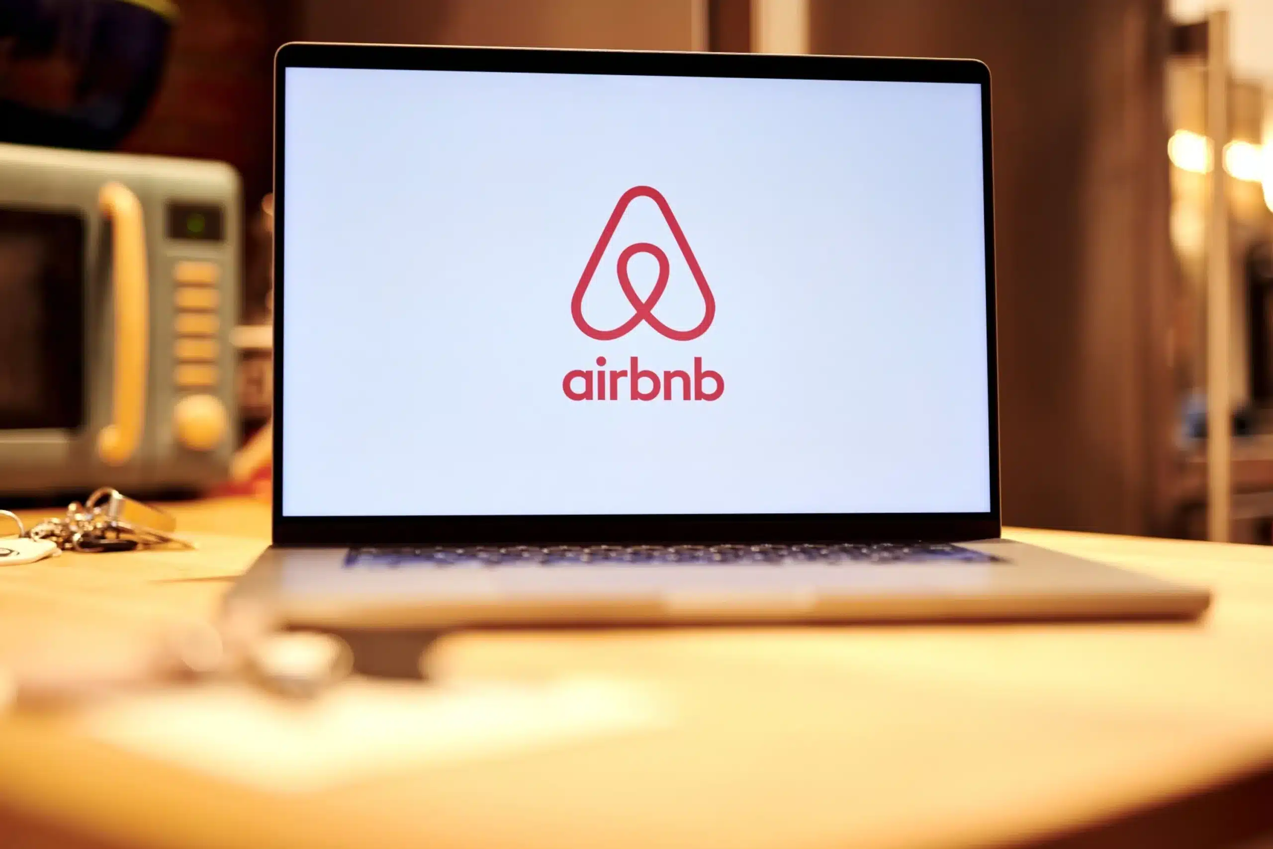 10 Best AirBnB Alternatives For Travel Enthusiasts